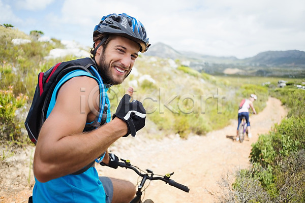 함께함 행복 20대 남자 두명 백인 성인 성인만 여자 JPG 포토 해외이미지 맑음 미소(표정) 사이클링 산 산악자전거 승차 야외 여름(계절) 운동 응시 자전거 장비 주간 커플 풍경(경치) 하늘 해외202004 햇빛 헬멧 환경