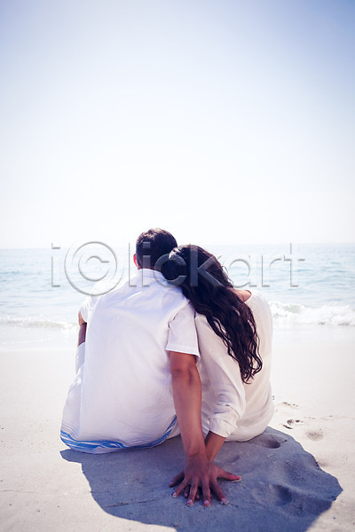 따뜻함 사랑 함께함 20대 남자 두명 백인 여자 JPG 포토 해외이미지 맑음 앉기 야외 여름(계절) 커플 해외202004 햇빛 휴가 흰색