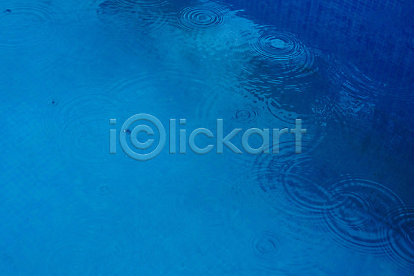 순수 시원함 사람없음 JPG 포토 해외이미지 거품 날씨 내추럴 물 물방울 반사 백그라운드 빗방울 빨래 야외 자연 젖음 투명 파란색 하늘 해외202004 환경