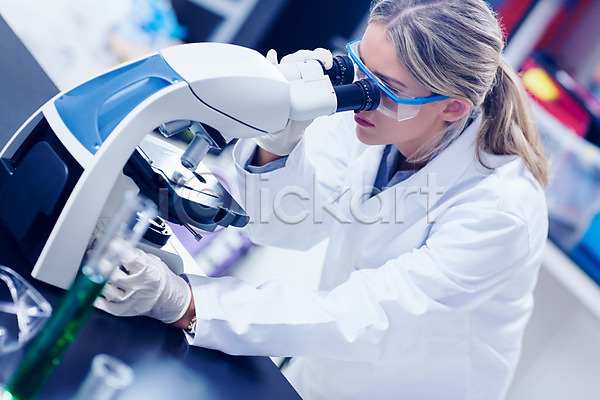 집중 백인 여자 한명 JPG 포토 해외이미지 과학 과학자 생명공학 생물학 실내 실험 실험복 실험실 심각 약 응시 장비 해외202004 현미경 화학자
