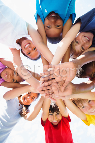 우정 함께함 행복 남자 백인 소년 어린이 여러명 여자 JPG 포토 해외이미지 교육 동료 맑음 미소(표정) 원형 정확 학생 학습 해외202004
