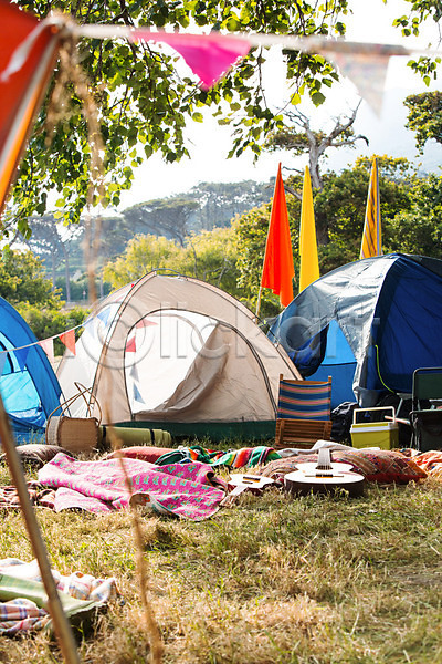 사람없음 JPG 포토 해외이미지 깃발 담요 맑음 베개 봄 시골 야외 야외의자 여름(계절) 캠핑 캠핑장 텐트 해외202004 햇빛