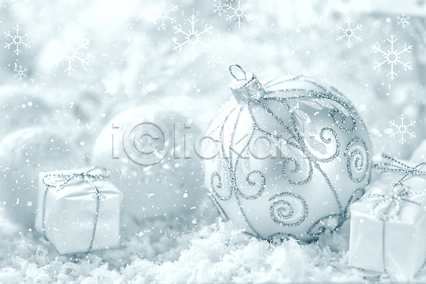 새로움 사람없음 JPG 포토 해외이미지 12월 겨울 계절 공 기념 눈송이 매달리기 반짝임 백그라운드 빛 선물 우아 은색 장식 장식볼 축제 크리스마스 해외202004 흰색
