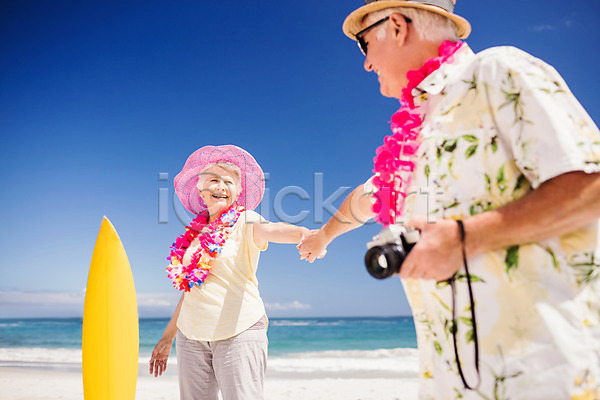 사랑 함께함 행복 70대 남자 노년 노인만 두명 백인 여자 JPG 포토 해외이미지 노후 맑음 모래 물 미소(표정) 밀짚모자 바다 야외 여름(계절) 잡기 커플 파도 파란색 하늘 해외202004 햇빛 휴가