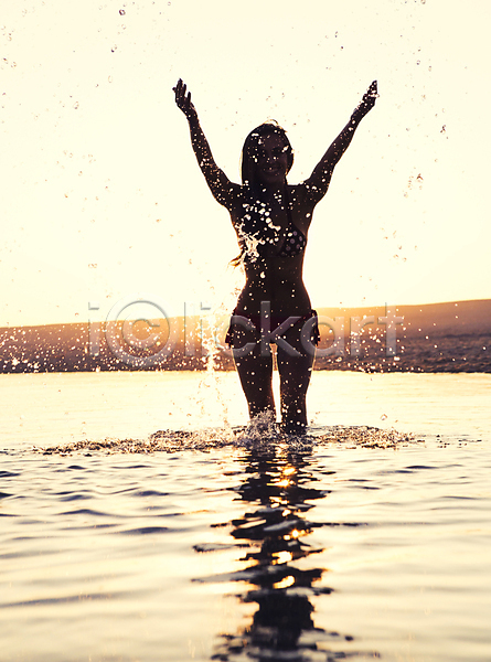 상쾌 행복 백인 사람 여자 한명 JPG 실루엣 옆모습 포토 해외이미지 건강 놀이 맑음 바다 비키니 수영복 야외 여름(계절) 여행 일몰 해외202004 휴가 히스패닉