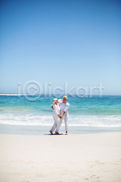 사랑 함께함 행복 70대 남자 두명 백인 여자 JPG 포토 해외이미지 노후 맑음 모래 미소(표정) 바다 여름(계절) 은퇴 춤 커플 파도 포옹 해외202004 휴가