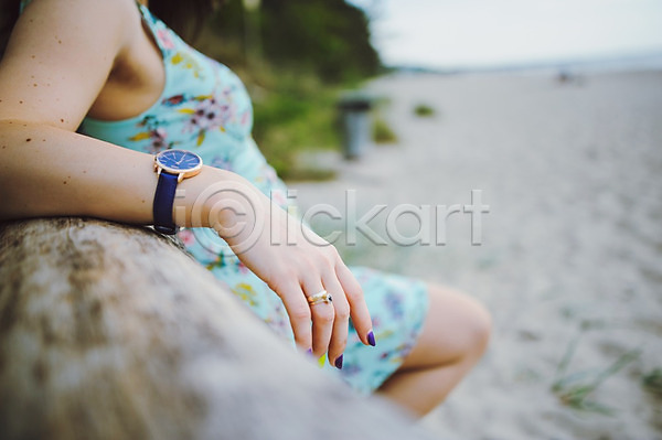 섹시 행복 여자 한명 JPG 포토 해외이미지 갈색머리 날씬함 드레스 라이프스타일 모델 모래 물 바다 빨간색 야외 여름(계절) 여행 유행 자연 파란색 하늘 해외202004 휴가 흰색