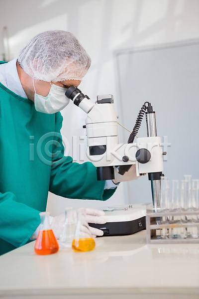 40대 남자 백인 중년 한명 JPG 포토 해외이미지 과학 과학자 생물학 실내 실험 실험실 씻기 약 오렌지 장비 쟁반 초록색 튜브 해외202004 현미경