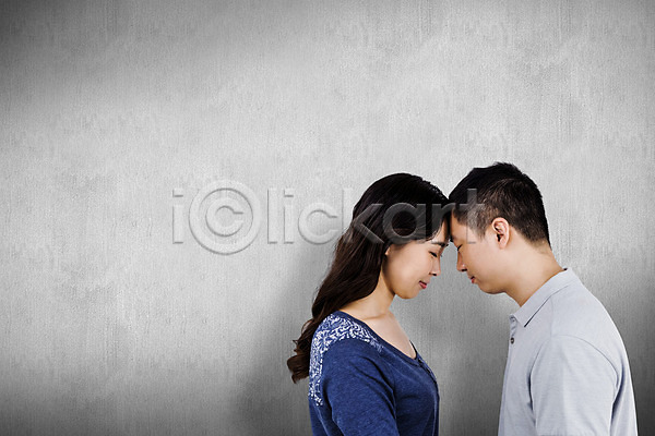 사랑 함께함 행복 30대 남자 동양인 두명 성인 여자 중국인 JPG 포토 해외이미지 미소(표정) 백그라운드 서기 커플 해외202004 회색 흰색