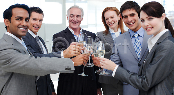 성공 축하 함께함 행복 협력 남자 사람 성인 여러명 여자 JPG 포토 해외이미지 건배 그룹 기념일 동료 미소(표정) 비즈니스 사무실 샴페인 알코올 와인 웃음 음료 직원 축배 파티 해외202004 회사