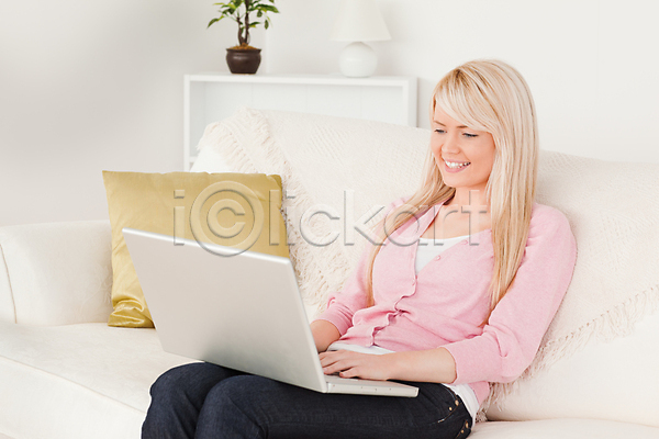 여유 백인 사람 성인 성인여자한명만 여자 한명 JPG 포토 해외이미지 노트북 미소(표정) 실내 앉기 연결 컴퓨터 학생 해외202004