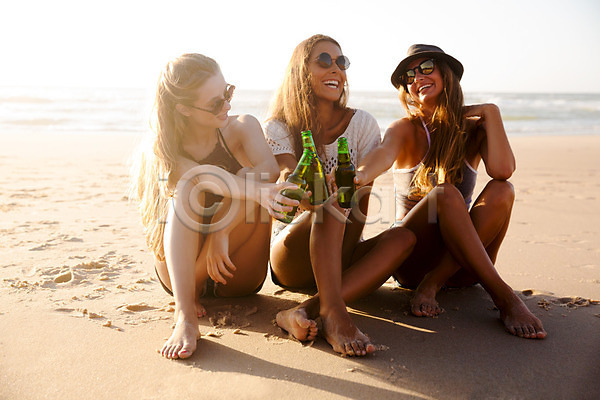 기쁨 우정 청춘(젊음) 함께함 행복 백인 사람 세명 여자 JPG 포토 해외이미지 건배 기념 마시기 맥주 바다 선글라스 앉기 알코올 여름(계절) 음료 일몰 친구 토스트 파티 해외202004 휴가
