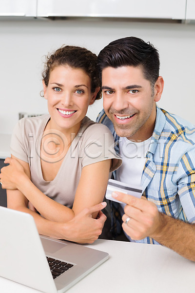 전자상거래 함께함 행복 20대 30대 남자 두명 백인 성인 여자 JPG 포토 해외이미지 가정 노트북 라이프스타일 미소(표정) 쇼핑 신용카드 실내 온라인 응시 인터넷 체크카드 커플 컴퓨터 해외202004