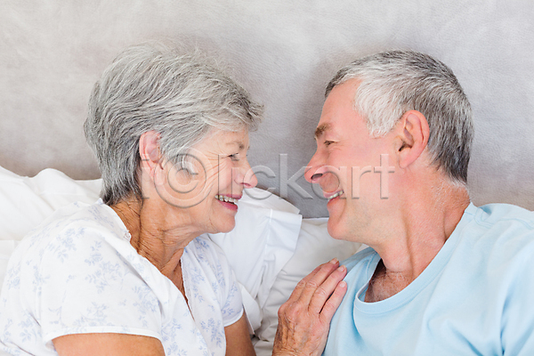사랑 함께함 행복 휴식 60대 70대 남자 두명 백인 성인 여자 JPG 포토 해외이미지 남편 노후 마주보기 미소(표정) 실내 아내 은퇴 응시 침대 침실 커플 터치 해외202004