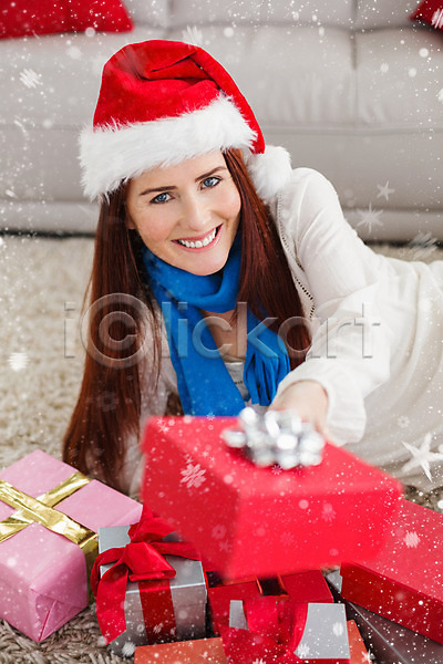 떨어짐 축하 행복 40대 백인 여자 중년 한명 JPG 포토 해외이미지 가정 거실 거짓말 겨울 눈송이 라이프스타일 미소(표정) 빨간머리 산타모자 선물 소파 축제 크리스마스 파란색 해외202004