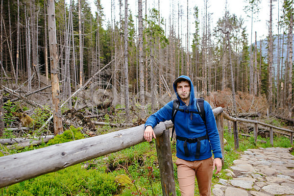 산책 행복 남자 사람 소년 한명 JPG 포토 해외이미지 건강 배낭 백패커 산 야외 여행 자국 자연 트래킹 파란색 풍경(경치) 하늘 하이커 하이킹 해외202004
