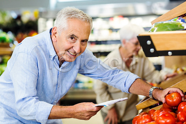 선택 행복 60대 80대 남자 노년 노인만 두명 백인 사람 여자 JPG 포토 해외이미지 고객 과일 구매 노부부 들기 라이프스타일 미소(표정) 사과 상반신 서기 선반 쇼핑 슈퍼마켓 시장 식료품점 실내 잡기 해외202004 확인
