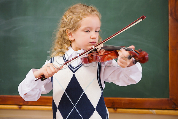 집중 백인 어린이 여자 한명 JPG 포토 해외이미지 교실 교육 놀이 바이올린 수업 신학기 악기 음악 초등학교 학교 학생 해외202004