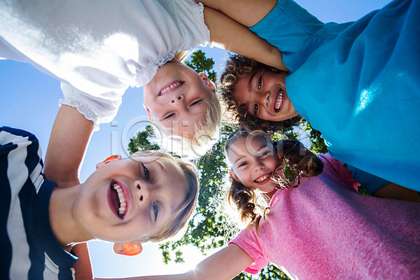 우정 행복 남자 백인 소년 어린이 여러명 여자 JPG 포토 해외이미지 공원 나무 미소(표정) 봄 앉기 야외 여름(계절) 자연 초록색 해외202004 햇빛