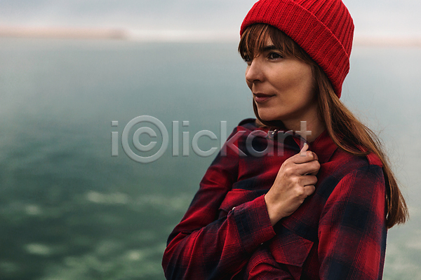 따뜻함 시원함 추위 휴식 백인 사람 여자 한명 JPG 포토 해외이미지 가을(계절) 빨간색 야외 얼굴 여행 자연 캡모자 풍경(경치) 하늘 해외202004 호수 힙스터