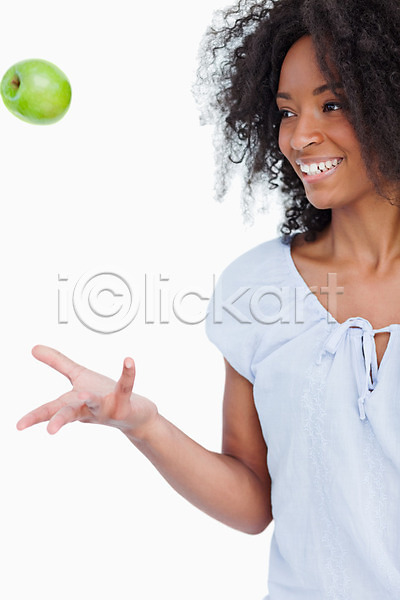 신선 행복 20대 여자 한명 JPG 포토 해외이미지 건강 고립 과일 다이어트 던지기 돌봄 몸무게 미소(표정) 백그라운드 보여주기 사과 서기 손 음식 응시 잡기 초록색 포즈 해외202004 흰색