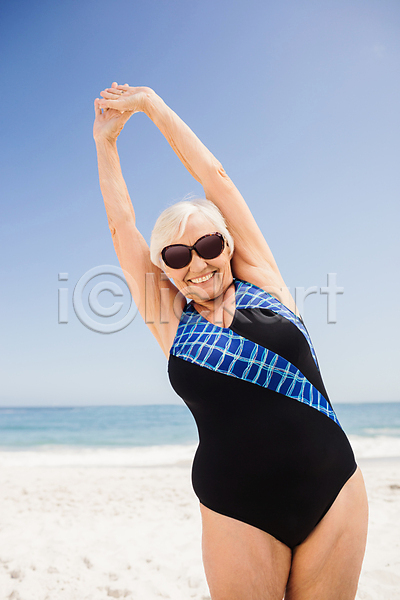 행복 70대 백인 여자 한명 JPG 포토 해외이미지 맑음 물 미소(표정) 바다 비치웨어 비키니 선글라스 수영복 스트레칭 운동 해외202004 햇빛