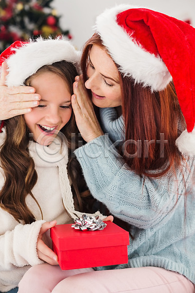 사랑 축하 행복 40대 두명 백인 어린이 여자 중년 JPG 포토 해외이미지 가정 가족 거실 딸 라이프스타일 미소(표정) 빨간머리 산타모자 선물 소파 실내 엄마 축제 크리스마스 크리스마스트리 해외202004