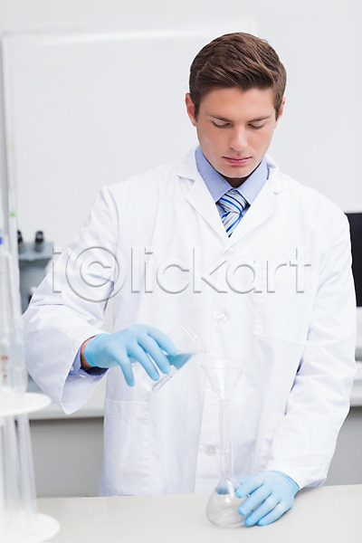 집중 20대 남자 백인 한명 JPG 포토 해외이미지 과학 과학자 깔대기 붓기 비커 생물학 실내 실험 실험실 심각 약 의료성형뷰티 잡기 장비 해외202004 화학물질
