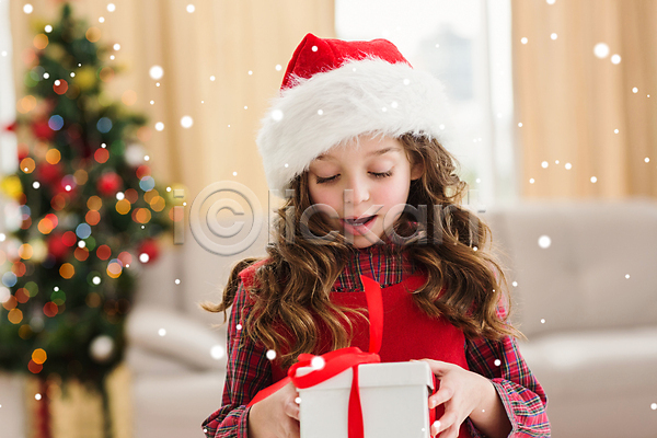 추위 축하 행복 흥분 백인 어린이 여자 한명 JPG 포토 해외이미지 가정 거실 겨울 날씨 눈내림 라이프스타일 미소(표정) 산타모자 서리 선물 소파 장식 축제 크리스마스 크리스마스트리 펼침 폭풍 해외202004