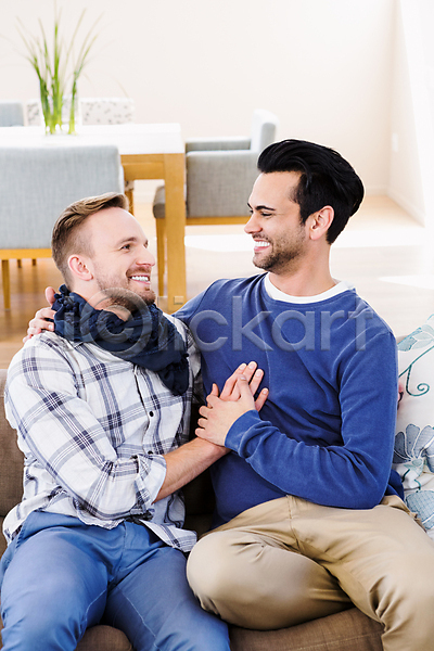 사랑 즐거움 함께함 행복 20대 30대 남자 두명 백인 성인 JPG 포토 해외이미지 동성애자 미소(표정) 소파 실내 커플 해외202004