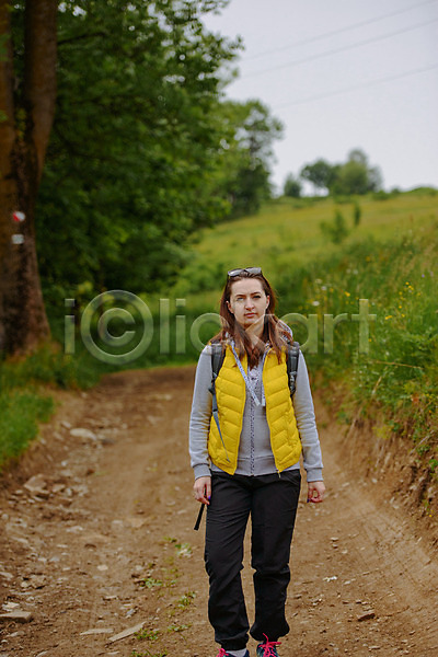 산책 행복 사람 여자 한명 JPG 포토 해외이미지 건강 배낭 백패커 산 야외 여행 자국 자연 트래킹 파란색 풍경(경치) 하늘 하이커 하이킹 해외202004