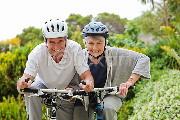 즐거움 함께함 행복 60대 70대 남자 노년 노인만 두명 백인 사람 여자 JPG 포토 해외이미지 건강 공원 미소(표정) 산 승차 야외 자전거 커플 해외202004
