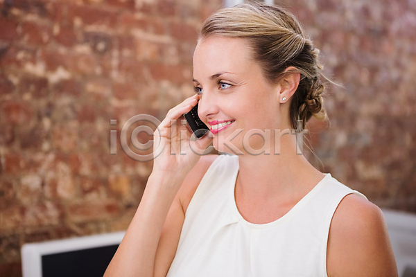 행복 30대 백인 성인 여자 한명 JPG 포토 해외이미지 금발 무선전화기 미소(표정) 비즈니스우먼 사무실 실내 직장 해외202004 핸드폰