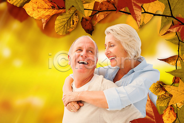 사랑 함께함 행복 50대 남자 노년 두명 백인 여자 중년 JPG 포토 해외이미지 가을(계절) 놀이 단풍 미소(표정) 빨간색 웃음 잎 자연 정확 커플 해외202004