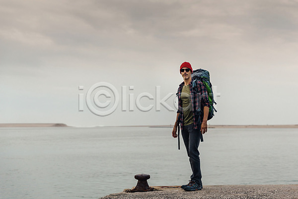 자유 행복 남자 사람 한명 JPG 포토 해외이미지 가을(계절) 걷기 배낭 사진사 석호 야외 여행 여행객 운동 자연 카피스페이스 트래킹 풍경(경치) 하늘 하이커 하이킹 항구 해외202004 호수 힙스터