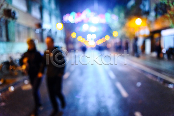 산책 남자 사람 성인 여자 JPG 소프트포커스 포토 해외이미지 거리 건물 걷기 도로 도시 블러 빛 야간 야외 여행 해외202004