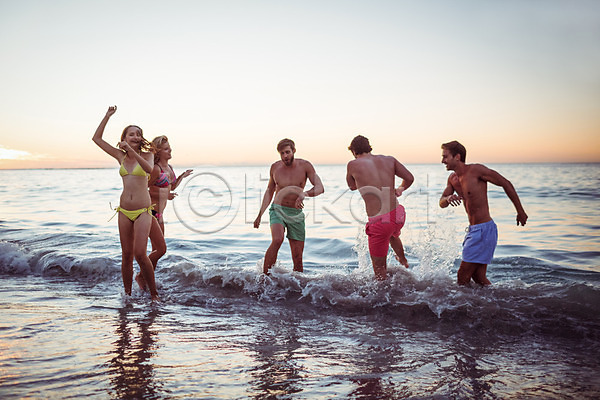 따뜻함 우정 자유 함께함 행복 20대 남자 백인 여러명 여자 JPG 포토 해외이미지 맑음 미소(표정) 비키니 수영복 스플래쉬 야외 여름(계절) 해외202004 햇빛 휴가