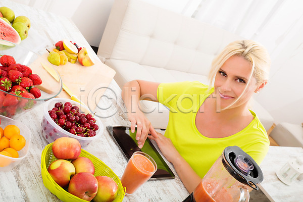 백인 성인 성인여자한명만 여자 한명 JPG 앞모습 포토 해외이미지 건강 과일 다이어트 딸기 미소(표정) 믹서 상반신 스무디 주스 태블릿 해외202004