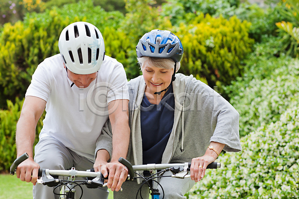 즐거움 함께함 행복 60대 70대 남자 두명 백인 사람 여자 JPG 포토 해외이미지 건강 공원 미소(표정) 산 승차 자전거 커플 해외202004
