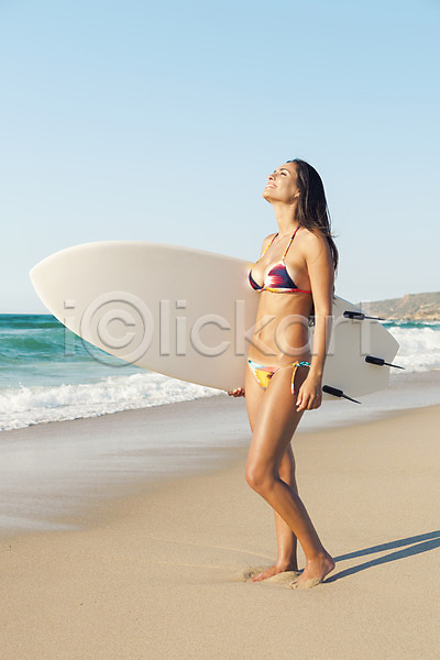 섹시 행복 백인 여자 한명 JPG 포토 해외이미지 건강 맑음 모래 미소(표정) 바다 비키니 서퍼 서핑 서핑보드 선탠 야외 여름(계절) 여행 운동 파도 해외202004 휴가 히스패닉