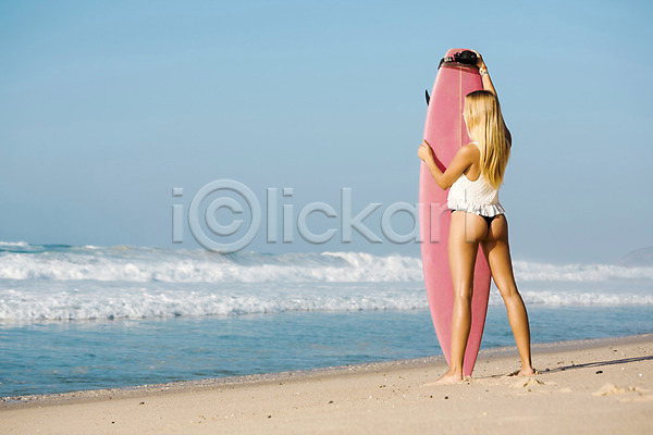 섹시 휴식 10대 백인 여자 한명 JPG 포토 해외이미지 건강 맑음 모래 바다 분홍색 비키니 서퍼 서핑 서핑보드 수영복 야외 여름(계절) 여행 운동 카피스페이스 파도 해외202004 휴가