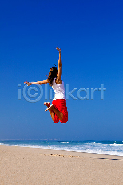기쁨 자유 행복 활발 여자 한명 JPG 포토 해외이미지 건강 노란색 모래 바다 봄 야외 여름(계절) 여행 자연 점프 파란색 풍경(경치) 하늘 해외202004 휴가
