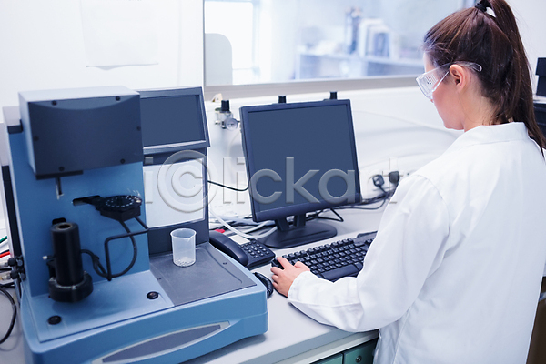 20대 백인 여자 한명 JPG 포토 해외이미지 과학 과학자 내려보기 모니터 병원 생명공학 생물학 수납 스크린 실내 실험 실험복 실험실 약 약사 장비 조제 치료 컴퓨터 키보드 타이핑 해외202004 화학자