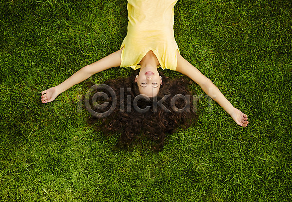 자유 행복 휴식 10대 사람 십대여자한명만 한명 JPG 앞모습 포토 해외이미지 갈색머리 공원 노란색 눈감음 눕기 다운 머리 미소(표정) 야외 여름(계절) 자연 잔디 초록색 해외202004