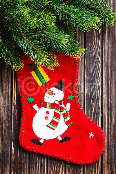 사람없음 JPG 포토 해외이미지 12월 겨울 계절 나무 눈사람 디자인 목재 무료이미지 백그라운드 빨간색 솔잎 양말 양말장식 장식 축제 크리스마스 크리스마스양말 해외202004