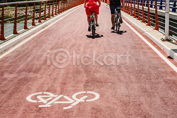 두명 JPG 포토 해외이미지 거리 길 도로 도로표지판 도시 보행로 아스팔트(도로) 야외 여행 운동 자전거 자전거도로 표시 해외202004