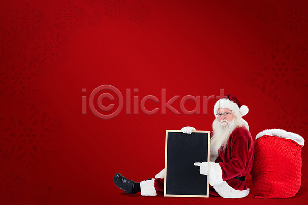 남자 노년 노인남자한명만 한명 JPG 옆모습 포토 해외이미지 가리킴 기댐 보따리 보여주기 빨간색 산타클로스 앉기 잡기 전신 칠판 크리스마스 해외202004