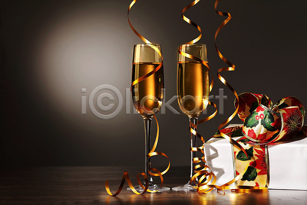 사랑 새로움 축하 행복 사람없음 JPG 포토 해외이미지 검은배경 겨울 기념 기념일 디자인 리본 백그라운드 빛 상자 샴페인 샴페인잔 선물 알코올 음료 축제 크리스마스 파티 해외202004