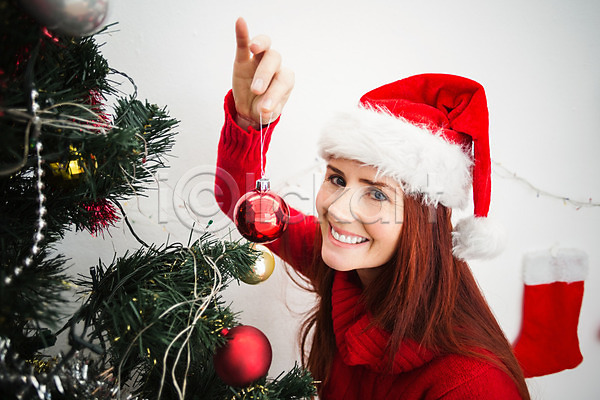 축하 행복 40대 백인 여자 중년 한명 JPG 포토 해외이미지 가정 거실 라이프스타일 매달리기 미소(표정) 빨간머리 실내 장식 장식볼 축제 크리스마스 크리스마스장식 크리스마스트리 해외202004