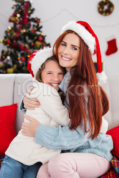 사랑 축하 행복 40대 두명 백인 어린이 여자 중년 JPG 포토 해외이미지 가정 가족 거실 딸 라이프스타일 미소(표정) 빨간머리 산타모자 소파 실내 엄마 축제 크리스마스 크리스마스트리 포옹 해외202004